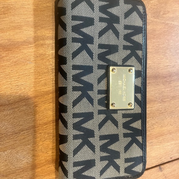 Like new Michael kors zip around wallet - Picture 2 of 9